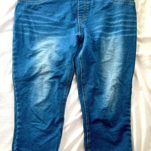 HUE cropped jehgings with pocket and fly details